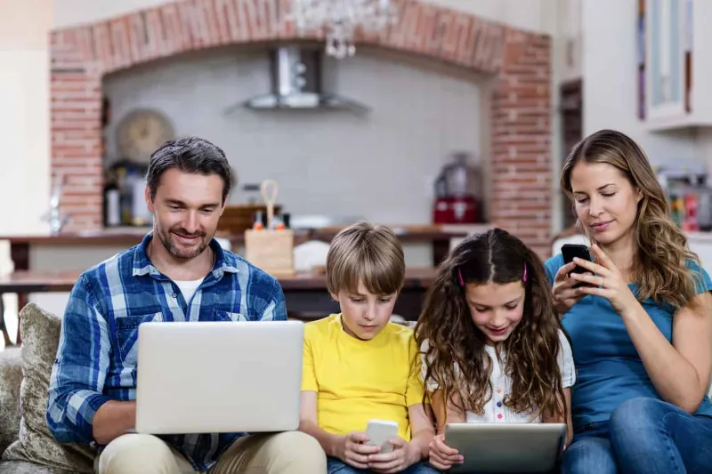 Famiglie nell'era digitale: responsabilità educative e strumenti istituzionali per una tecnologia consapevole