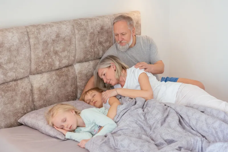 Nonni in prima linea: il vuoto normativo che abbandona chi si prende cura dei nipoti